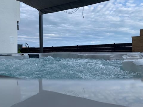 Hedonist-Luxury 2 bedroom apartment with private HOT TUB, garden and free parking Apartment in Trogir