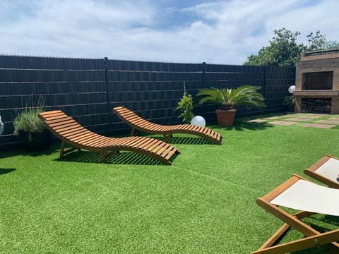 Hedonist-Luxury 2 bedroom apartment with private HOT TUB, garden and free parking Apartment in Trogir