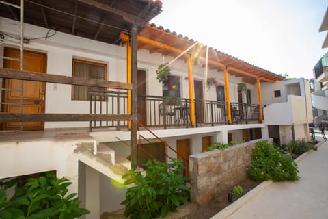 Property building, Day, Balcony/Terrace