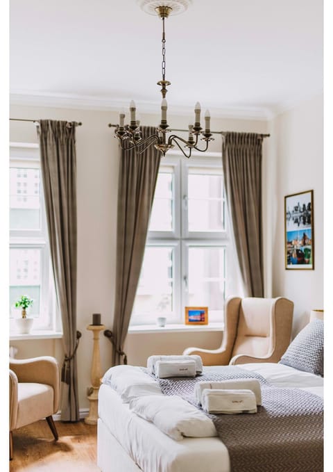 Bed, Seating area, Bedroom
