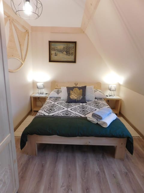 Bed, Other, Photo of the whole room, Bedroom, towels
