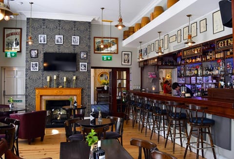 Property building, Lounge or bar, Food and drinks, Drinks