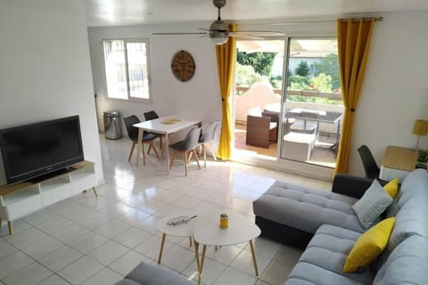 Communal lounge/ TV room, TV and multimedia, Living room, Seating area, Dining area