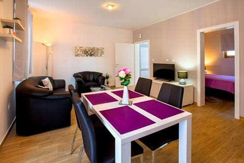 TV and multimedia, Living room, Photo of the whole room, Seating area, Dining area