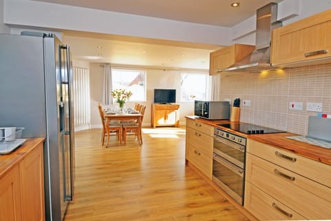 Kitchen or kitchenette, minibar, stove