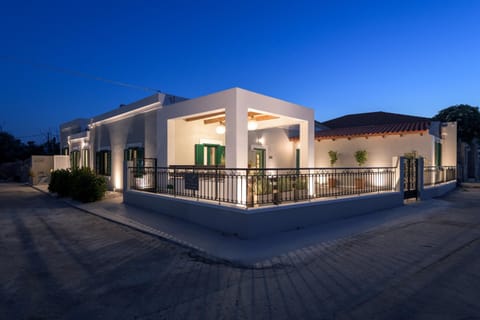Property building, Garden, Balcony/Terrace, Street view, Sunset