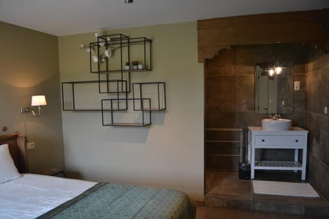 Bed, Bathroom, Photo of the whole room