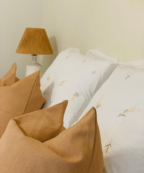 Property building, Bed, Bedroom