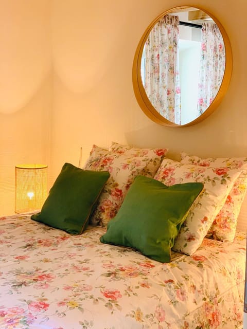 Property building, Bed, Bedroom