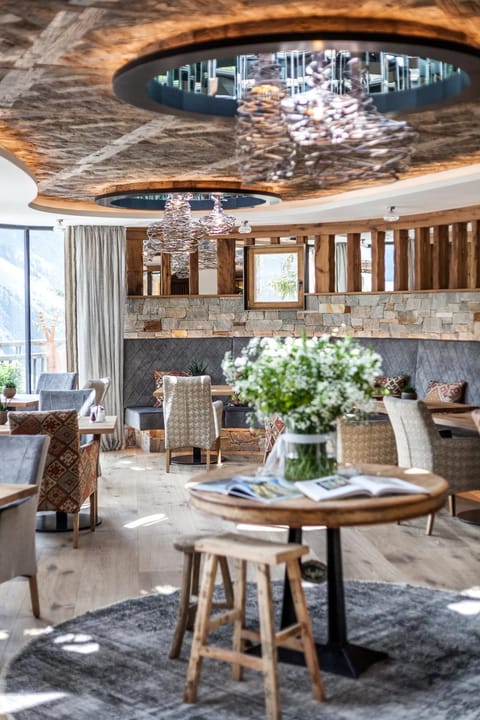 Restaurant/places to eat, Buffet breakfast