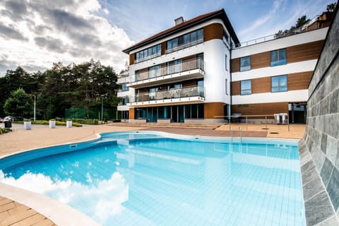 Property building, Balcony/Terrace, Pool view, Swimming pool, Parking