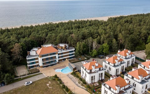 Property building, Neighbourhood, Natural landscape, Bird's eye view, Beach, Sea view, Swimming pool, Parking