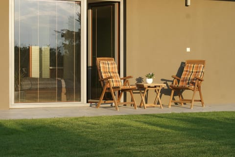 Garden, Seating area, Garden view