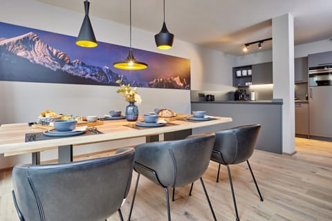 Kitchen or kitchenette, Living room, Seating area, Dining area, Food