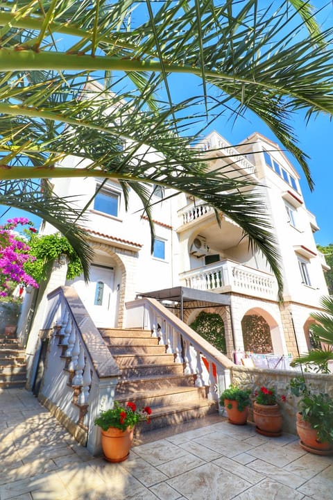 Property building, Spring, Day, Garden, Balcony/Terrace, Balcony/Terrace, Garden view, Area and facilities