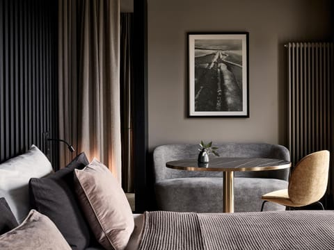Bed, Photo of the whole room, Seating area, Dining area, Bedroom