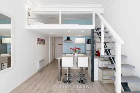 Kitchen or kitchenette, Dining area, bunk bed