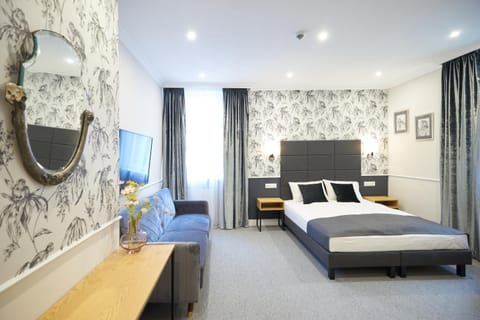 Bed, Living room, Photo of the whole room, Bedroom