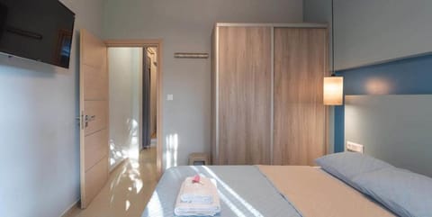 Bed, TV and multimedia, Photo of the whole room, Bedroom, towels, wardrobe