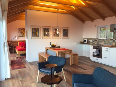 Coffee/tea facilities, Kitchen or kitchenette, Living room, Seating area, Dining area, Bedroom