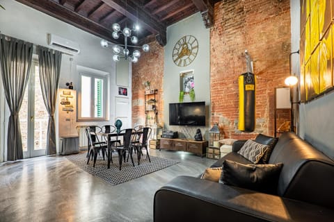 Communal lounge/ TV room, TV and multimedia, Living room, Seating area, Dining area, Evening entertainment