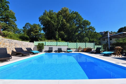Day, Swimming pool, sunbed