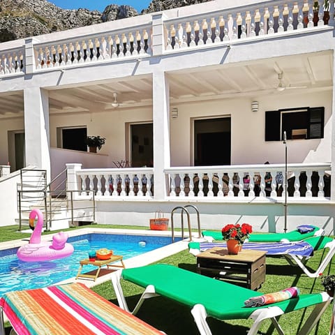 Garden view, Mountain view, Swimming pool, sunbed, towels
