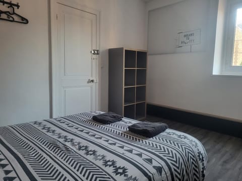 Photo of the whole room, Bedroom