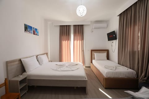 Bed, TV and multimedia, Photo of the whole room, Bedroom, towels, air conditioner