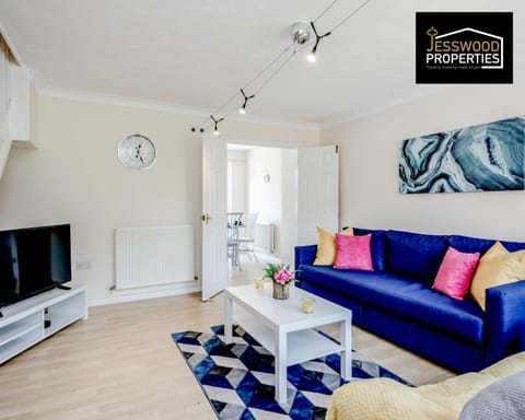 Communal lounge/ TV room, TV and multimedia, Living room, Seating area, Evening entertainment