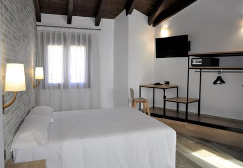 Bed, TV and multimedia, Photo of the whole room, Bedroom