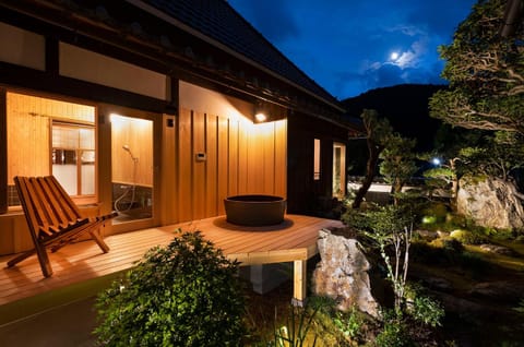 Open Air Bath, Open Air Bath