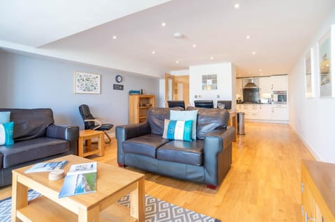 TV and multimedia, Kitchen or kitchenette, Living room, Seating area, Dining area