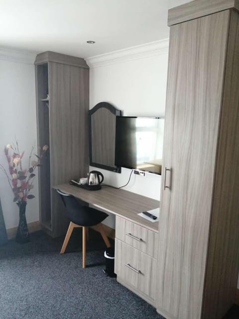 Reveller Bar Lodgings Bed and Breakfast in Donegal City