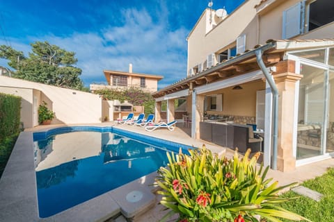 Property building, Patio, Garden, Garden view, Pool view, Swimming pool, sunbed