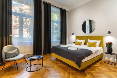 Bed, Seating area, Landmark view