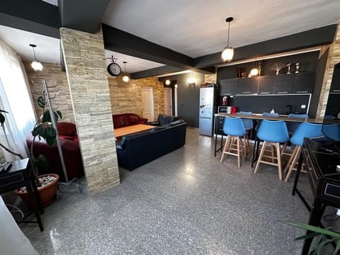 TV and multimedia, Kitchen or kitchenette, Living room, Seating area, Dining area