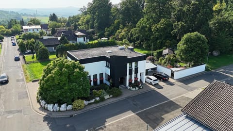 Property building, Day, Neighbourhood, Natural landscape, Bird's eye view, Location, Parking