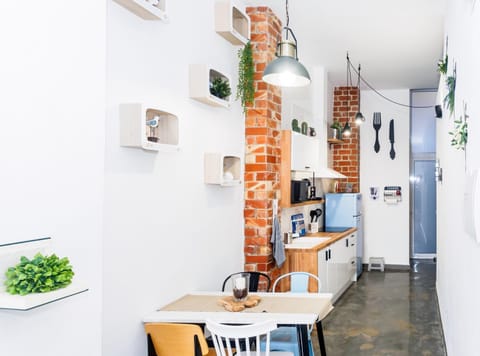 Kitchen or kitchenette, Dining area, minibar, stove