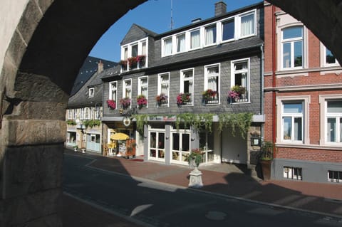 Property building, Facade/entrance, Day