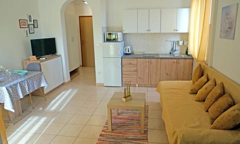 Kitchen or kitchenette, Living room, Seating area, Dining area, minibar, stove