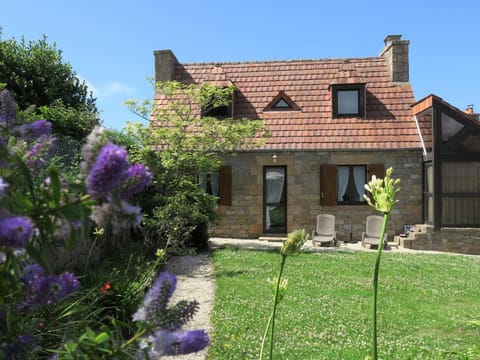Maison bretonne avec jardin à 50m de la baie Ste Anne - FR-1-368-252 House in Trégastel