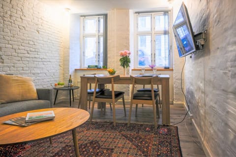 Restaurant/places to eat, TV and multimedia, Living room