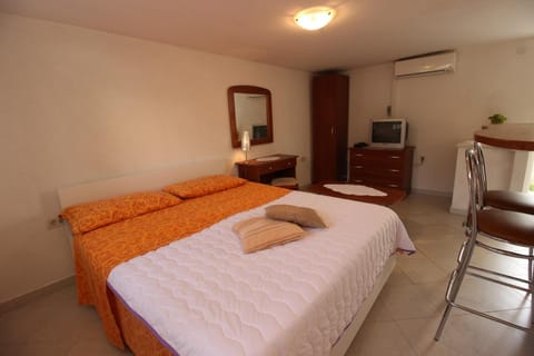 GIANNA STUDIO 2, 600 m from the beach Apartment in Novigrad