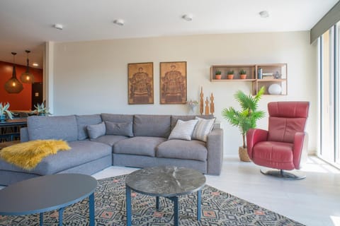 TV and multimedia, Living room, Seating area, Dining area, internet, internet