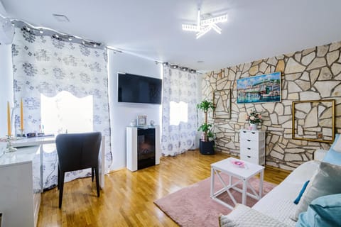 TV and multimedia, Living room, Business facilities, flat iron, air conditioner