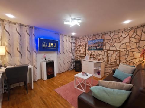 TV and multimedia, Living room, Seating area, fireplace