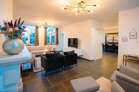 TV and multimedia, Living room, Seating area