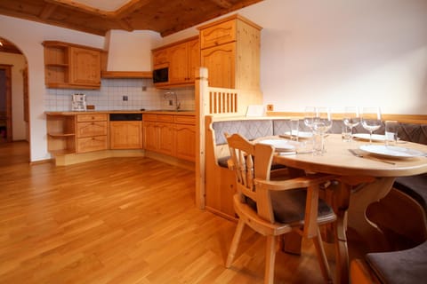 Kitchen or kitchenette, Dining area, minibar, pet friendly, stove