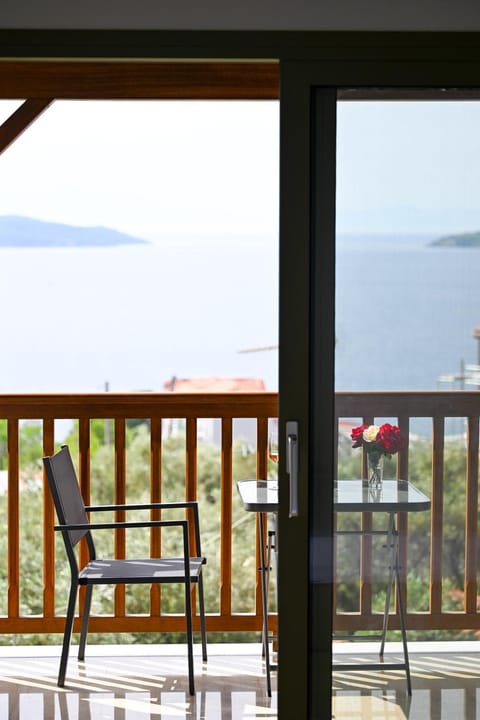 Natural landscape, Balcony/Terrace, Dining area, Sea view